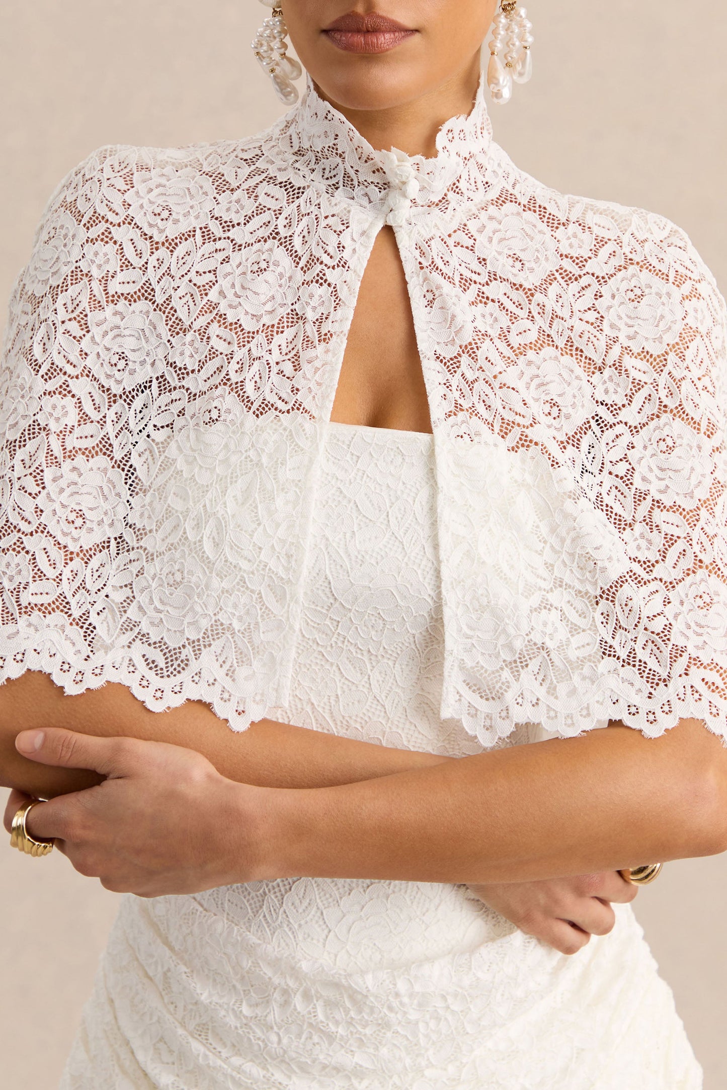 Caliro | White Lace High-Neck Short Cape